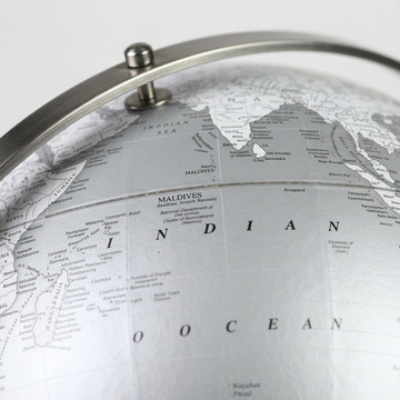 Replogle Willston – Globe sur pied 16 po gris EN — Gros plan de la cartographie et des détails