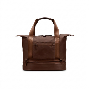 Gros plan sur un détail de Bugatti Raphael – Sac convertible 4-en-1 en polyester recyclé, brun