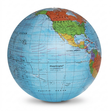 Replogle – Globe gonflable 16 po bleu EN — Présentation dans un décor de bureau ou de maison