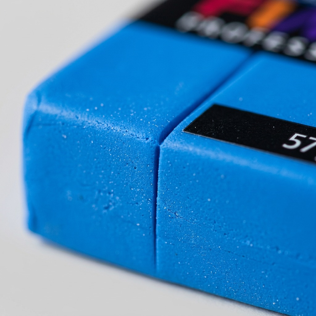 FIMO Professional – Pâte bleu pur 57 g, réf. 8005-300 — vue rapprochée