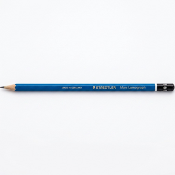 STAEDTLER Mars Lumograph – Crayon graphite 4H, réf. 100-4H-M — vue du produit sur fond clair