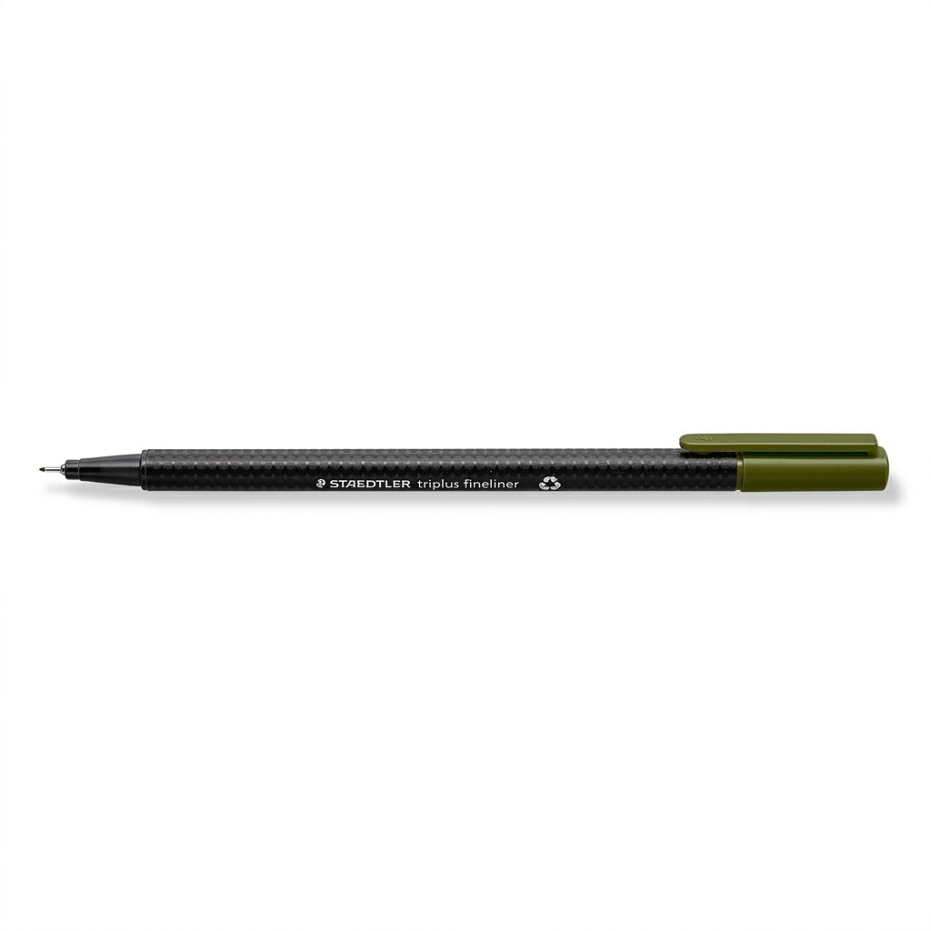 STAEDTLER triplus fineliner – Fineliner vert olive 0,3 mm, réf. 334-57-A7 — vue sur fond clair