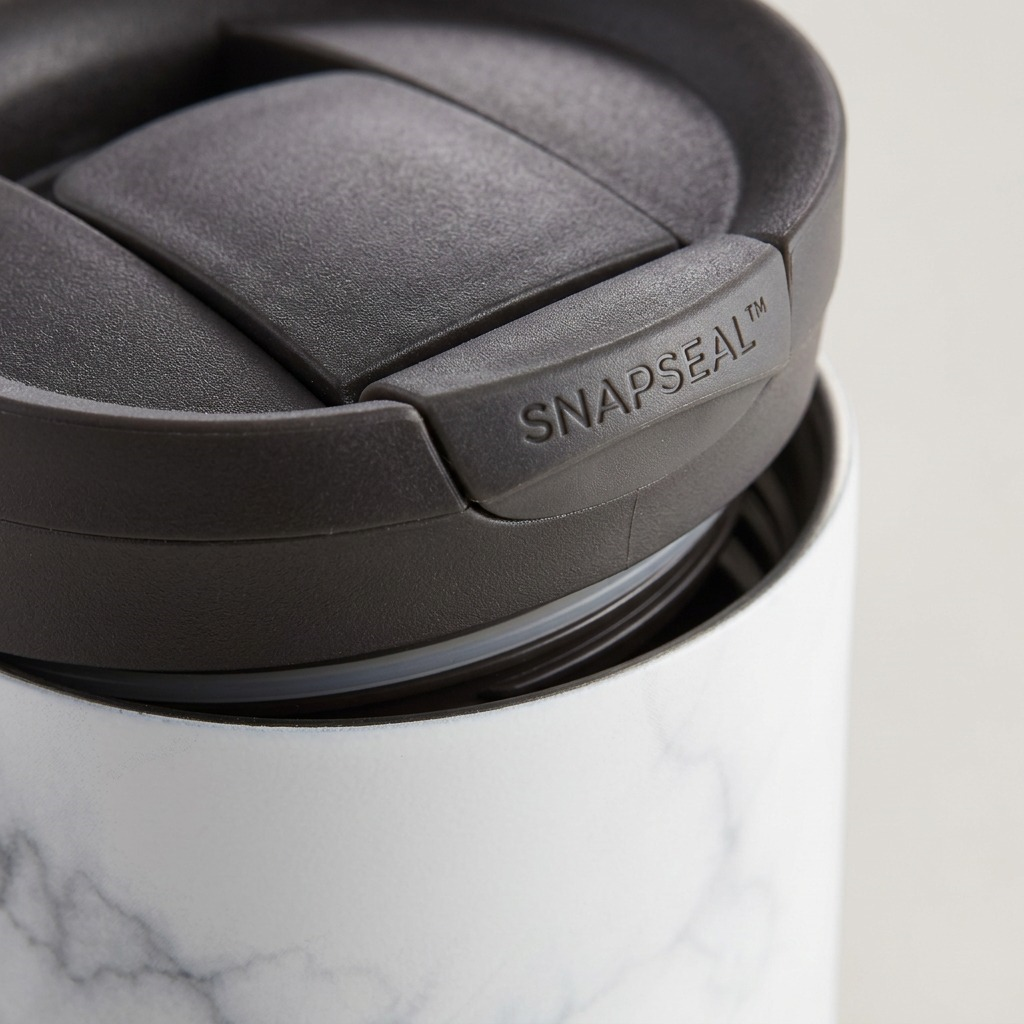 Contigo Huron 2.0 Couture SNAPSEAL – Tasse de voyage isotherme 20 oz (591 ml), White Marble — gros plan du couvercle et des détails, réf. 2119395