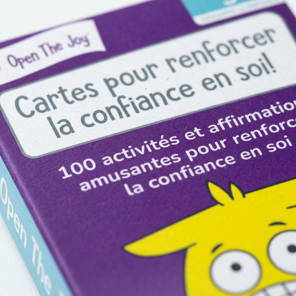 Macro texture view of fdmt Cartes' matte finish showing precise ink layering.