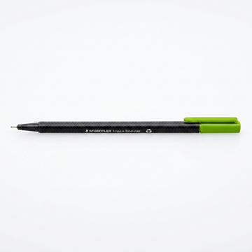 STAEDTLER triplus fineliner – Fineliner 0,3 mm vert saule, réf. 334-51-A7 — vue sur fond clair