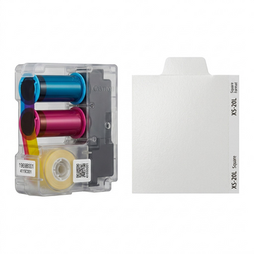 Ensemble encre et étiquettes Canon SELPHY XS-20L avec ruban et feuilles sur fond blanc.